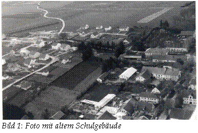 Textfeld:  
Bild 17: Foto mit altem Schulgebude
